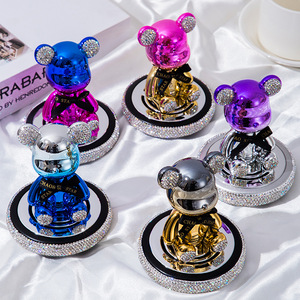 Décoration de voiture en forme d'ours en alliage d'aluminium électro-plaqué coloré, parfum pour voiture, tête qui secoue - Product Image 1