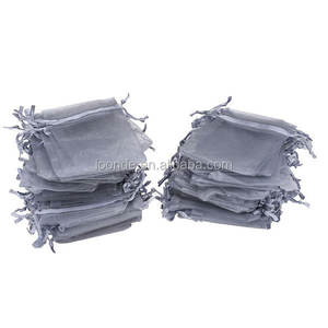 Petit sac cadeau en organza argenté bon marché avec cordon de serrage - Product Image 3