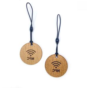 Porte-clés en bois de cerisier gravé de haute qualité, porte-clés en bois d'époxy NFC RFID - Product Image 4
