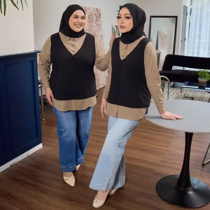 Blusa Negra con Rayas de Trufa, Proveedor OEM de Malasia, Top Modesto con Cuello Abotonado, Camisa Formal para el Trabajo, Atuendo Musulmán - Product Image 4