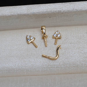 Composants de bijoux pour la création artisanale : Base vide en forme de petit chat pour pendentif en or 18 carats avec collier de perles baroques - Product Image 1