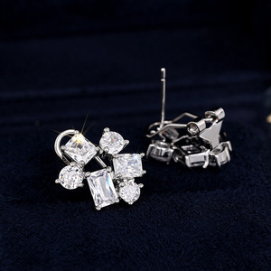 Orecchini a lobo classici da donna in oro bianco con diamante taglio Princess e montatura a griffe geometrica, gioielli raffinati per matrimonio - Product Image 4