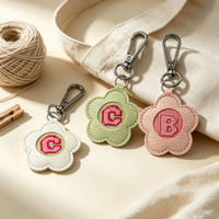 Breloque de sac en cuir en forme de fleur, broderie de lettres au point d'aiguille, auto-finie, ornement en cuir, cadeau