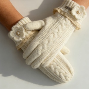 Mitaines en tricot crème mignonnes avec dentelle et décor floral, gants chauds d'hiver pour femmes, tricot torsadé confortable pour usage quotidien en extérieur - Product Image 2