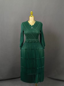 Gaun Midi Lipit Warna Solid Lengan Lentera Aksesoris Logam Kerah V Kasual Elegan Miyaki Ukuran Besar untuk Wanita - Product Image 6
