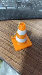 Mini Llavero de Plástico con Diseño Naranja Único y Divertido de Señales de Tráfico y Conos de Tráfico, para Niños - Product Image 2