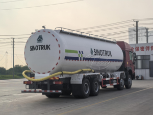 รถบรรทุก HOWO 8X4 35M3 สำหรับขนส่งวัสดุแบบเทกอง พร้อมระบบเป่าลมสำหรับขนถ่ายปูนซีเมนต์และผงแร่ - Product Image 2