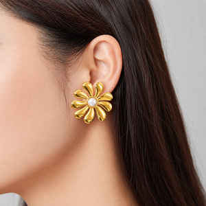 Pendientes de Perlas con Diseño Floral, Acero Inoxidable, Chapado al Vacío en Oro de 14K, Perlas de Imitación - Product Image 5