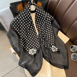 Sciarpa Vintage nera a pois in seta con stampa floreale 90x90cm sciarpa classica quadrata a pois da donna <span class=keywords><strong>elegante</strong></span> avvolgente OEM/ODM - Product Image 1