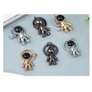 พวงกุญแจนักบินอวกาศโลหะสีสันสดใส 3 มิติ สำหรับตกแต่ง ขายส่ง - Product Image 1