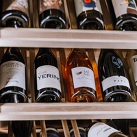 Armoire à vin alcoolisée Étagère en aluminium Présentoir à vin en bois de luxe Comptoir de bar à vin pour magasin