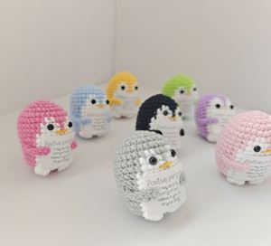 Pingüino de Ganchillo Hecho a Mano con Palabras de Energía Positiva, Superventas - Product Image 5