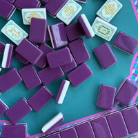 Ensemble de tuiles de mahjong Plum Panda prêt à être expédié, en acrylique personnalisé de luxe, 160 tuiles de mahjong, ensemble américain avec tapis de mahjong Plum Panda.
