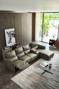 โซฟาหนังแท้รูปตัวแอลปรับเอนด้วยไฟฟ้าแบบยืดหดได้ พร้อมรีโมทคอนโทรล ดีไซน์ทันสมัย โครงโลหะ - Product Image 3