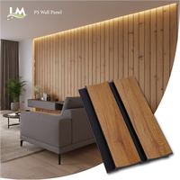 Panneaux rainurés imperméables en charbon de bois PS pour des décors de salon sophistiqués et des accents de plafond sans joint