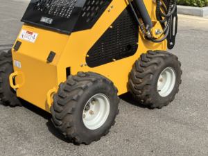 Mini-chargeuse compacte à roues motrices, style tout-terrain, livraison gratuite, économique, homologuée EPA/EURO 5, à essence - Product Image 6