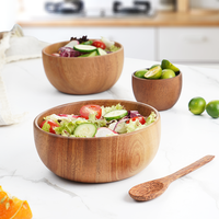 Grand ensemble de bols à salade en bois ronds pour mélanger les fruits avec une pince