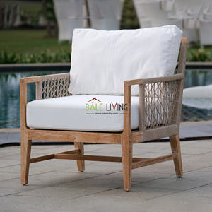 Chaise suédoise, une chaise de jardin magnifiquement conçue en teck de qualité supérieure, alliant durabilité et design scandinave élégant. - Product Image 3