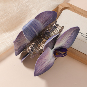 Une coiffe ornée d'orchidées violettes dégradées aux textures florales réalistes, une coiffe haut de gamme de style français. - Product Image 3