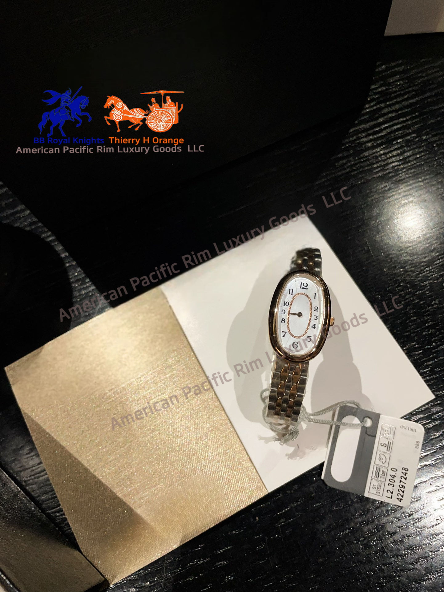 แหวนทองคำและจานสีขาว