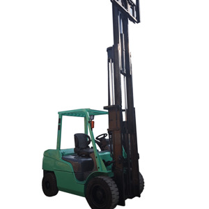 Chariot élévateur diesel Mitsubishi 3,5T d'occasion pour le transport de chantier, avec mât à trois sections et pneus pleins/pneumatiques - Product Image 1