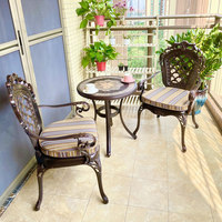 Ensemble de mobilier d'extérieur européen en aluminium moulé trois pièces pour balcon d'hôtel, table à thé démontable et deux chaises
