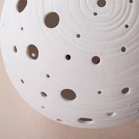 Lampe de chevet moderne en porcelaine au design créatif ajouré avec base en bois, LED blanc chaud, à brancher