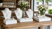 Ensemble complet de présentoirs à bijoux en cuir PU satiné or rose : buste, support pour colliers, porte-bagues, coussin pour montres, et présentoir à boucles d'oreilles