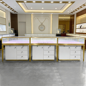 Meuble de présentation de <span class=keywords><strong>bijoux</strong></span> de luxe avec logo personnalisé, vitrine moderne en acier inoxydable doré et verre avec éclairage <span class=keywords><strong>LED</strong></span> - Product Image 2