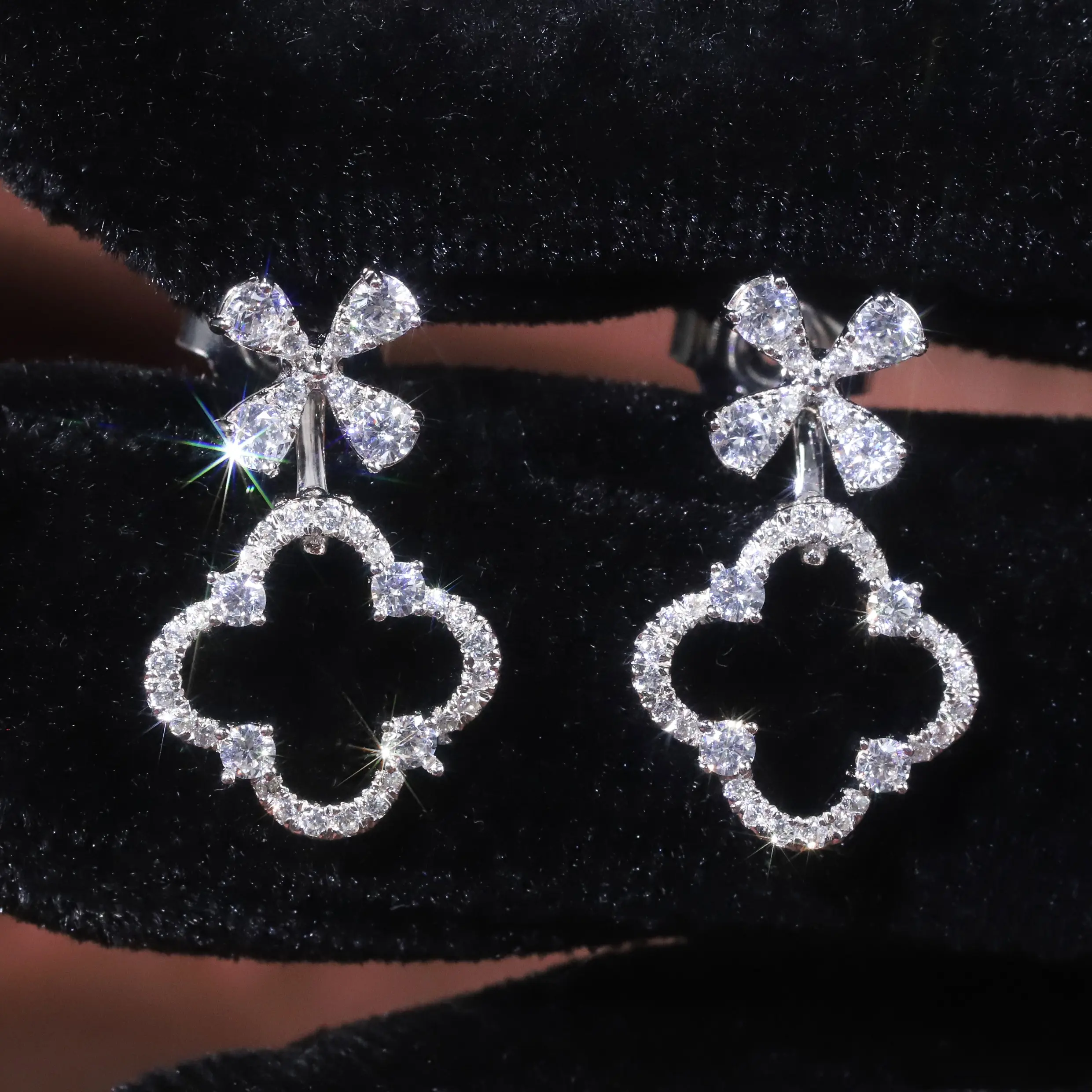 SU207E Mematuhi Pesta Harian Perhiasan Desain Berlian Alami Tiga Memakai Bunga 750 585 Anting Emas