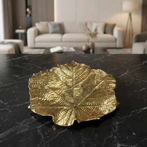 Plateau décoratif en forme de feuille plaqué or orné, forme irrégulière, design végétal contemporain, artisanat métallique, pièce unique - Product Image 3