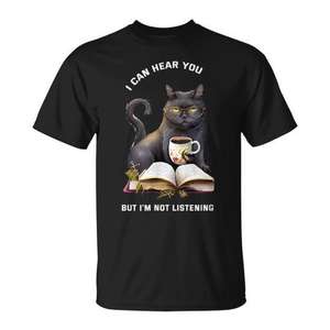 Puedo oírtelo decir, pero no lo estoy escuchando. Camiseta con diseño de gato leyendo. - Product Image 1