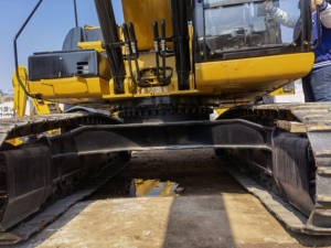 รถขุดตีนตะขาบไฮดรอลิก Caterpillar 329D2 มือสอง ปี 2012 เครื่องยนต์ Cummins เกียร์บ็อกซ์ น้ำหนักใช้งาน 29 ตัน ความลึกขุดสูงสุด 7290 มม. - Product Image 2