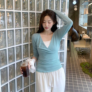 เสื้อท็อปแขนยาวคอวีแต่งลูกไม้ซ้อนชั้น ดีไซน์ผูกหลัง ทรงเข้ารูป ให้ลุคสองชั้น สไตล์ลำลอง สวยหรู - Product Image 4