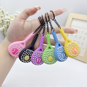 Llavero de Silicona con Forma de Raqueta de Pá<span class=keywords><strong>del</strong></span>, Adorable Mini Charm Deportivo con Anillo Negro para Decorar Mochilas y Bolsos - Product Image 1