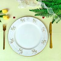 Assiette de présentation ronde en plastique de 13 pouces, qualité supérieure, blanche avec bordure dorée, motif floral ondulé festonné, pour la décoration de table lors de mariages et événements.