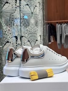 Chaussures de sport blanches en cuir véritable de luxe de haute qualité, chaussures de sport unisexes de créateur McQueenes, chaussures respirantes de marque élévatrice - Product Image 2