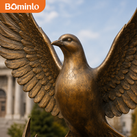 Sculpture d'aigle en bronze personnalisée avec base flamboyante pour les entrées de parcs, les espaces publics et les projets de paysagisme architectural