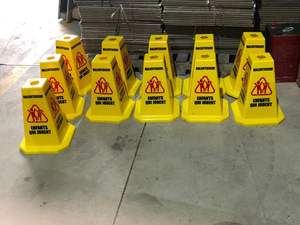 थोक कारखाने छोटे आकार के प्लास्टिक की चेतावनी के संकेत गीले फर्श सुरक्षा संकेत पीले वर्ग सतर्कता शंकु - Product Image 2