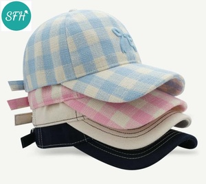Gorra de béisbol de algodón a cuadros para mujer, con lazo 3D bordado, correa trasera ajustable, efecto adelgazante facial, ideal para uso diario, viajes y actividades al aire libre. - Product Image 1
