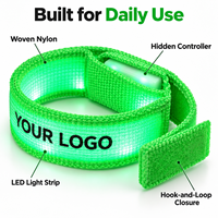 Bracelet LED personnalisé en tissu nylon PP avec impression de logo, sangle réglable à boucle auto-agrippante, bracelet clignotant pour événements