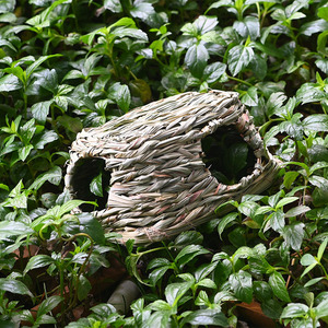 Nichoir pour oiseaux fait main en paille, taille moyenne, en forme carrée, en matériau végétal - Product Image 1