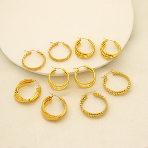 Europäisch-Amerikanische Trendige 18K Vergoldete Hochwertige Nicht-Fallende Gedrehte Ohrstecker Creolen mit Geometrischer Form für Damen - Product Image 1