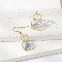 Boucles d'oreilles pendantes en résine plaquée or avec fleurs séchées véritables motif ours mignon, bijoux faits à la main, crochet d'oreille en acier inoxydable pour femme