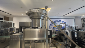 Máquina de llenado de líquidos químicos de alta capacidad HUAJIE con 2, 4, 6, 8 o 10 cabezales, tipo pistón, para botellas de plástico - Product Image 3