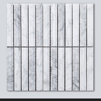 Carreaux de mosaïque rainurés en marbre naturel, en forme de bande longue et en arc, pour murs de fond de salle de bain modernes, idéaux pour hôtels et villas