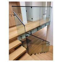 Escalier flottant de style moderne avec marches en bois massif et garde-corps en verre trempé, structure cachée de luxe, directement de l'usine
