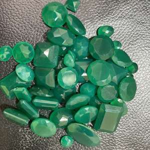 Pierre précieuse naturelle en vrac, Onyx vert naturel taille émeraude, tailles variées, pour la fabrication de bijoux - Product Image 3