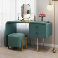 Ensemble de coiffeuse moderne minimaliste en bois massif éclairé avec miroir ovale et tabouret, idéal pour la décoration des chambres d'appartements et d'hôtels