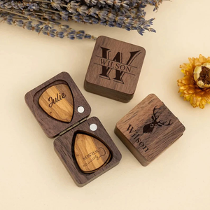 Scatola Porta Plettri per Chitarra in Noce Nero Ecologica, Intagliata e Incisa su Misura - Set Regalo Personalizzato - Artigianato in <span class=keywords><strong>Legno</strong></span> dal Design Moderno - Product Image 3